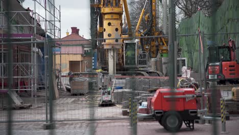 Große-Baumaschine,-Die-Im-Vergnügungspark-Liseberg-In-Göteborg,-Schweden,-Arbeitet