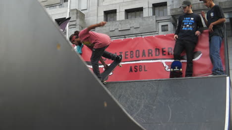 El-Patinador-Hace-Un-Genial-Truco-Con-El-Nosepick-En-Una-Rampa-De-Madera