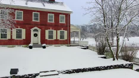 Absteigend-Und-Freigebend-Eine-Luftaufnahme-Eines-Georgianischen-Herrenhauses-In-Lancaster,-Pennsylvania,-Wunderschönes-Historisches-Haus-Mit-Roter-Backsteinfassade,-Rock-Ford-Plantage-Im-Winter,-Reisekonzept,-Historische-Stätte