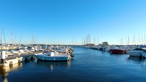 Kamerafahrt-Durch-Hafen,-Blauen-Himmel-Und-Windigen-Tag