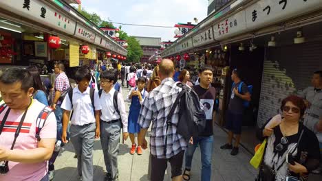 Pov-Caminando,-Lapso-De-Tiempo,-La-Vista-De-La-Tienda-De-Regalos-Del-Templo-Sensoji