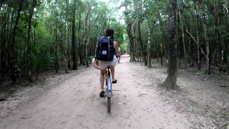 Paseo-En-Bicicleta-Por-El-Bosque-De-La-Antigua-Ciudad-De-Coba