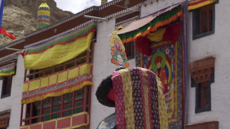 Monjes-Con-Máscaras-Y-Vestidos-Coloridos-En-El-Festival-Hemis-En-El-Monasterio