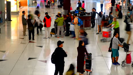 Hong-Kong---Alrededor-De-2016-Lapso-De-Tiempo-De-Alto-Tráfico-Dentro-Del-Aeropuerto-Internacional-De-Hong-Kong