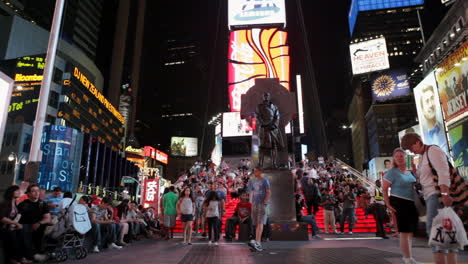 Ciudad-De-Nueva-York,-Ny--Alrededor-De-Febrero-De-2016---Los-Turistas-Se-Reúnen-En-Las-Escaleras-Rojas-En-El-Distrito-De-Times-Square-De-Ny,-Ny