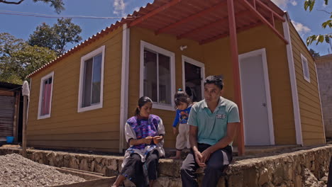 PORTRAIT-OF-MAYAN-FAMILY-OUTSIDE-HOME