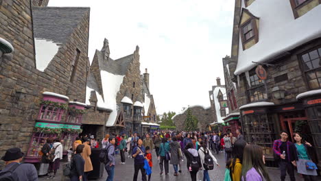 Osaka-Japón---Alrededor-De-Personas-Que-Deambulan-Por-El-Mundo-Mágico-De-Harry-Potter-En-Universal-Studios-Japón,-Osaka-Durante-El-Día