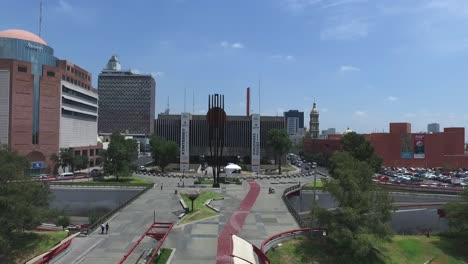 Aerial-pull-in-shot-of-the-bridge-and-the-Macroplaza-of-Monterrey,-Mexico