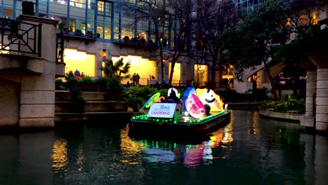 El-Hermoso-Resplandor-Del-Desfile-De-Faroles-En-El-Paseo-Del-Río-San-Antonio