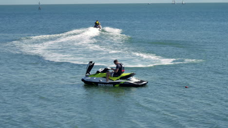 Aufnahmen,-Die-Zwei-Männer-Auf-Dem-Jetbike-Auf-Dem-Wasser-Zeigen,-Einer,-Der-Sich-Nicht-Bewegt,-Vielleicht-Zusammengebrochen-Ist,-Und-Der-Andere,-Der-Von-Seinem-Freund-Wegjettet