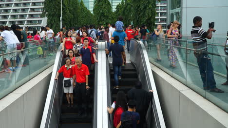 Singapur---Alrededor-De-La-Gente-Sube-Y-Baja-Una-Escalera-Mecánica-Al-Aire-Libre-En-Un-Centro-Comercial-De-Singapur