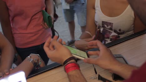 Primer-Plano-De-Una-Mujer-Que-Realiza-Un-Pago-Nfc-Con-Su-Pulsera-En-Un-Festival-De-Música