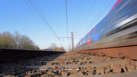 Ein-Hochgeschwindigkeitszug,-Der-Auf-Dem-Nächsten-Bahngleis-Vorbeifährt