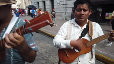 Panorámica-A-Través-De-Los-Músicos-En-Un-Grupo-De-Mariachis-En-Mérida,-México