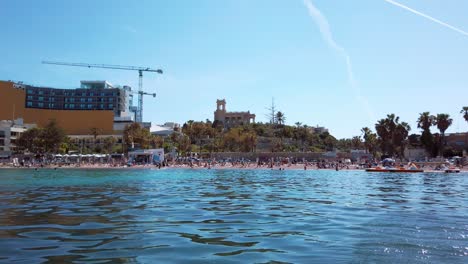 Video-Aus-Malta,-St.-Julians,-Paceville,-St.-George&#39;s-Bay-An-Einem-Sonnigen-Frühlingstag