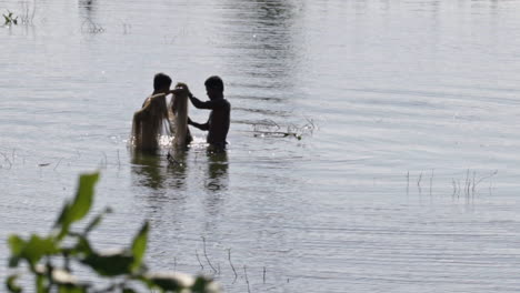 Zwei-Birmanische-Fischer-Stehen-In-Einem-See-In-Myanmar