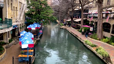 El-Histórico-Paseo-Fluvial-De-San-Antonio,-Un-Río-De-La-Ciudad-Bordeado-De-Restaurantes,-Discotecas-Y-Tiendas