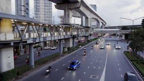 Skywalk-Verbindet-Die-Skytrain-Station-An-Der-Hauptstraße-Im-Lat-Phrao-Viertel,-Bangkok,-Thailand