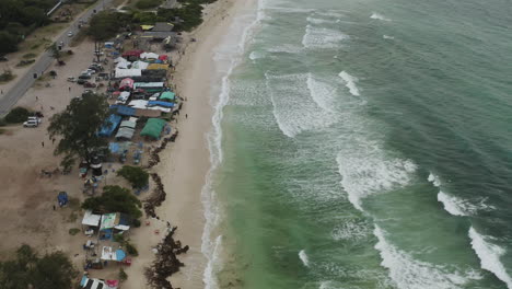 Blick-Auf-Coco-Beach-Mit-Lokalen-Restaurants-Am-Meer-Und-Wellen,-Die-An-Einem-Sandstrand-Brechen