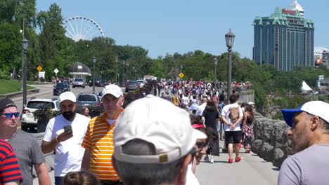 Gente-Turística-Caminando-En-Las-Cataratas-Del-Niágara,-Ontario-En-Un-Día-Soleado-Estático