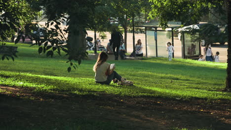 Niña-Leyendo-Libro-En-Plaza-Las-Heras-Al-Atardecer,-Buenos-Aires