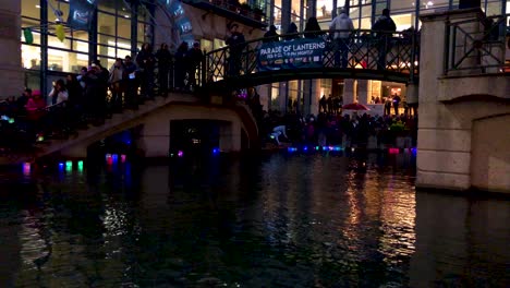 Die-Freilassung-Der-Chinesischen-Wunschlaternen-Im-San-Antonio-Riverwalk