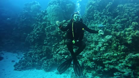 Diver-trying-to-meditate-underwater