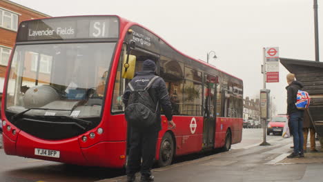 Inglés-Común-Esperando-En-Una-Parada-De-Autobús