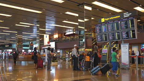 Singapur---Alrededor-Del-Lapso-De-Tiempo-De-Una-Gran-Multitud-De-Personas-En-Un-Aeropuerto-De-Singapur