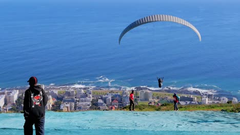 Parapente-En-Tándem-En-Signal-Hill-En-Ciudad-Del-Cabo,-Sudáfrica