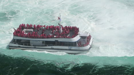 Blick-Nach-Unten-In-Richtung-Maid-Of-The-Mist-Bootstour-In-Den-Niagarafällen,-Kanada-Hochwinkel-Statikaufnahme-Von-Oben-Mit-Blick-über-Den-Rand-Des-Wasserfalls