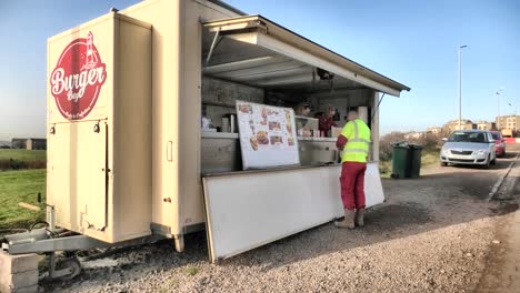 Furgoneta-De-Hamburguesas-Con-El-Pago-Del-Cliente