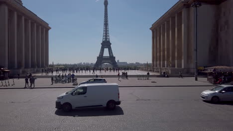 Amplia-Vista-De-La-Explanada-De-Trocadero-Con-La-Torre-Eiffel-Y-Los-Autobuses-Turísticos-Que-Pasan