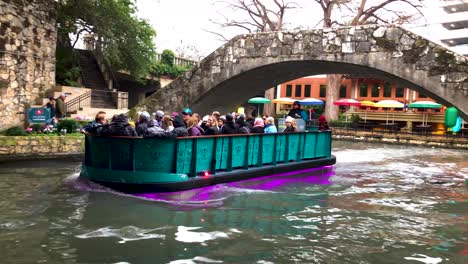 Botes-Fluviales-De-Colores-Brillantes-Atraviesan-El-Centro-De-La-Ciudad,-Transporte-A-Las-áreas-Del-Paseo-Fluvial