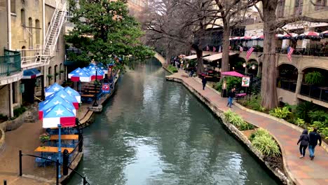 Der-Historische-San-Antonio-Riverwalk,-Ein-Stadtfluss,-Gesäumt-Von-Restaurants,-Cluben-Und-Geschäften