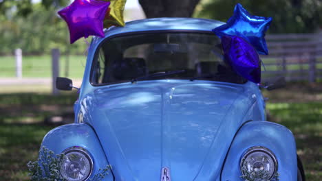 Volkswagen-Classic-En-Una-Granja-Mexicana-Analizando-Globos