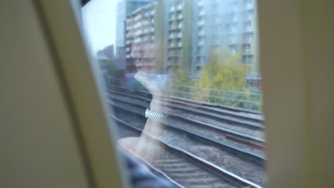 Diapositiva-De-Un-Joven-Que-Viaja-En-Tren-Visto-En-El-Reflejo