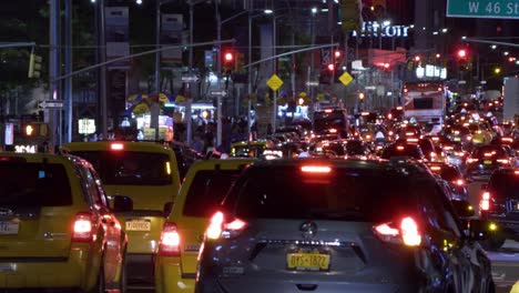 Ajetreado-Tráfico-Nocturno-De-Verano-En-Las-Calles-De-La-Ciudad-De-Nueva-York