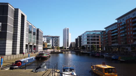 Tiro-Estático-Del-Desarrollo-Mixto-Del-Muelle-De-Leeds-En-Yorkshire,-Reino-Unido-En-Un-Día-Soleado-De-Verano-Con-El-Taxi-Acuático-Amarillo-Entrando-En-Tiro