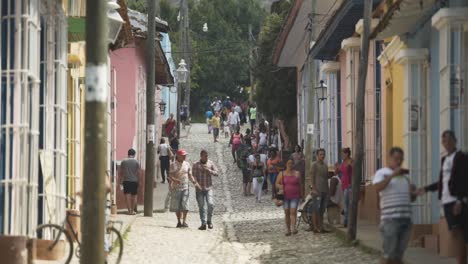 Tag-Schuss-Von-Menschen-Zu-Fuß-In-Kuba-Havanna-Straßen,-Touristen-Genießen-Urlaub-Sommer-Heißer-Sonniger-Tag-Kleine-Gebäude-Sonniger-Tag-Kultur