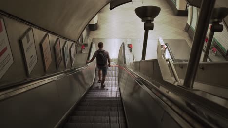 Un-Punto-De-Vista-De-Una-Persona-Que-Usa-Una-Escalera-Mecánica-Subterránea-De-Londres