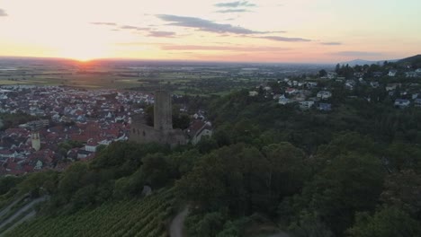 Vista-Aérea-Del-Castillo-De-Strahlenburg-Y-Campos-De-Vid-De-Uva-En-Schriesheim-Alemania-Durante-La-Hermosa-Puesta-De-Sol