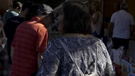 Mujer-En-Una-Feria-Del-Libro