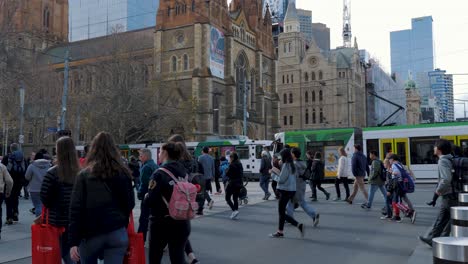 Melbourne-Tagsüber-Verkehrsaufnahmen-Pendler-Zu-Fuß-Kreuzung-In-Melbourne-Cbd-Melbourne-öffentliche-Verkehrsmittel-Melbourne-Tram,-Melbourne-Train,-Melbourne-Bus