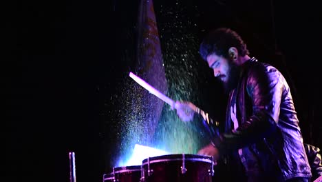 Baterista-Tocando-Tambores-Después-De-Ponerles-Agua-Durante-Un-Festival-Universitario-De-Arquitectura-En-Kerala