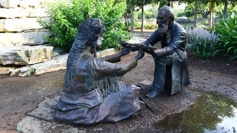 Esta-Es-Una-Estatua-Ubicada-En-Marktplatz-En-126-W-Main-St,-Fredericksburg,-Tx-78624