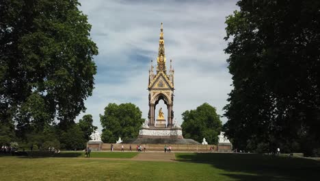 El-Albert-Memorial-En-Los-Jardines-De-Kensington-Y-Cerca-Del-Royal-Albert-Hall,-Encargado-Por-La-Reina-Victoria,-Londres,-Reino-Unido