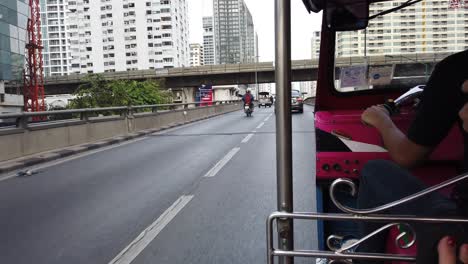 Fahrt-Mit-Dem-Tuktuk-Durch-Die-Straßen-Von-Bangkok-Und-Zu-Den-Lokalen-Sehenswürdigkeiten