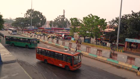 Vista-Aérea-De-La-Estación-De-Autobuses-Públicos,-Autobuses-Saliendo-De-La-Estación-De-Autobuses-En-La-Majestuosa-Estación-De-Autobuses-De-Bengaluru,-India