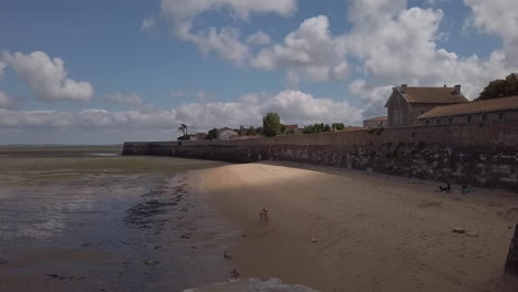 Playa-Del-Pueblo-De-Le-Chateau:-La-Playa,-Un-Territorio-En-Marea-Baja:-Cubierto-De-Arena,-Barro-O-Rocas,-Esta-Es-Una-Zona-Frágil